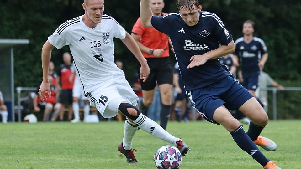 Keinen Zentimeter verloren geben in dieser Szene der Höchster Daniel Manschitz (links) und Leon Raitz (TSV Seckmauern). Am Ende setzte sich Höchst im Gruppenliga-Derby knapp mit 2:1 durch