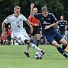 Keinen Zentimeter verloren geben in dieser Szene der Höchster Daniel Manschitz (links) und Leon Raitz (TSV Seckmauern). Am Ende setzte sich Höchst im Gruppenliga-Derby knapp mit 2:1 durch