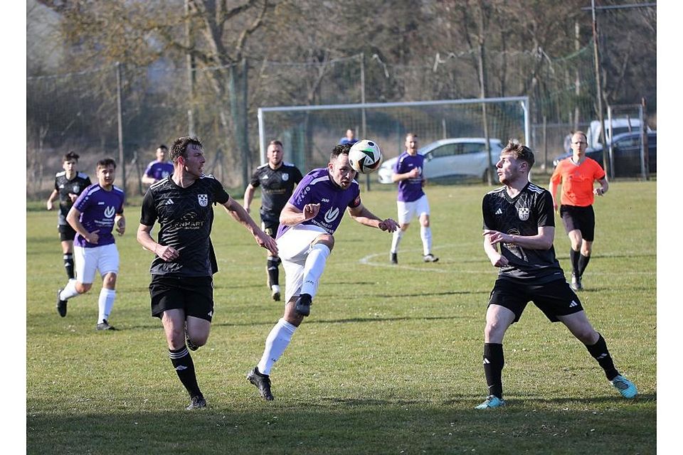 Guldenbachtals Doppeltorschütze Nico Dorfey setzt sich mit Köpfchen gegen zwei Winterbacher durch.	Foto: Edgar Daudistel