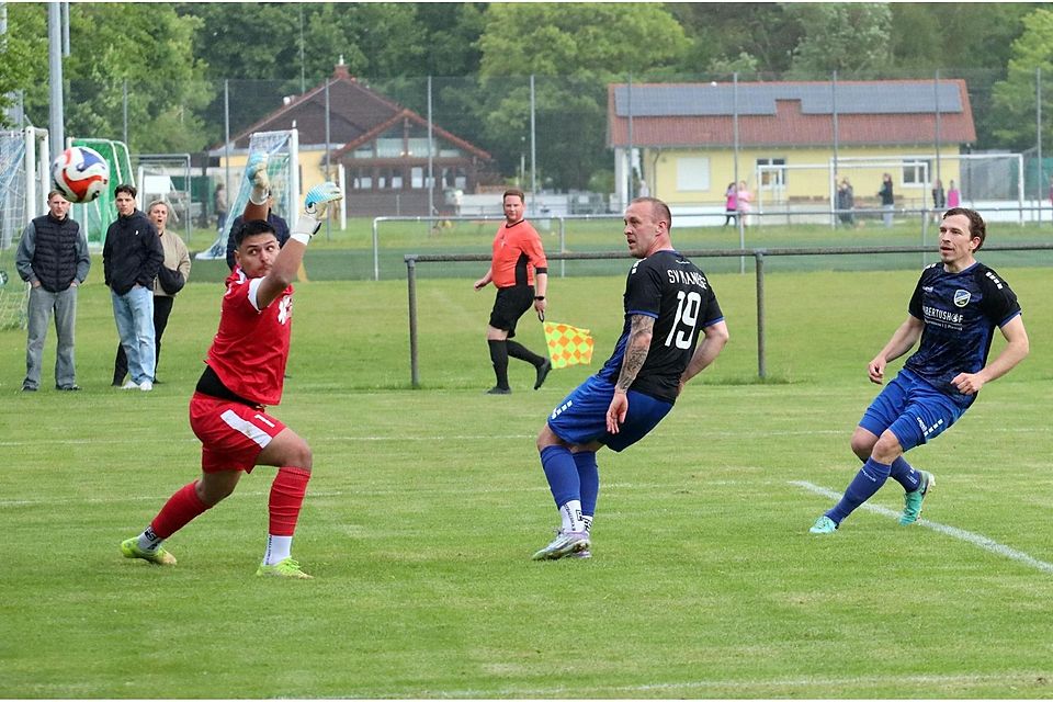 SV Planegg gegen SV Dornach am 20.05.26 ab 18.30 Uhr. Am Ball v.l.: Torwart Dornach, Nr. 19 SVP. Foto: Dagmar Rutt SV Planegg gegen SV Dornach am 20.05.26 ab 18.30 Uhr. Am Ball v.l.: Torwart Dornach, Nr. 19 SVP. Foto: Dagmar Rutt