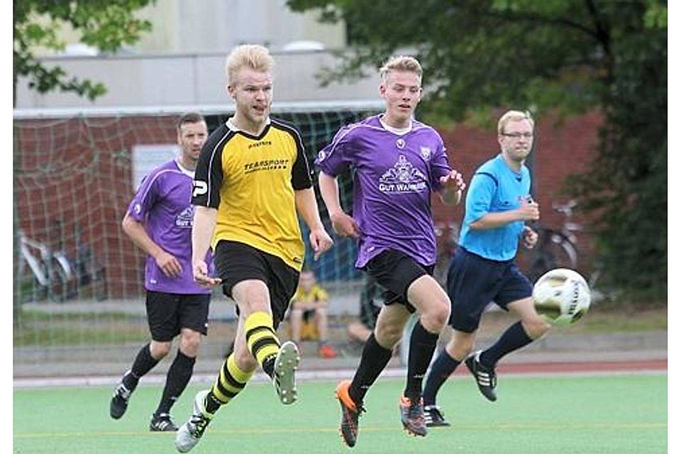 Passsicher: Die vierte Mannschaft des FC Ohmstede (gelbes Trikot) hat durch ein 4:1 gegen Eintracht II den dritten Sieg im dritten Spiel gefeiert. Piet Meyer