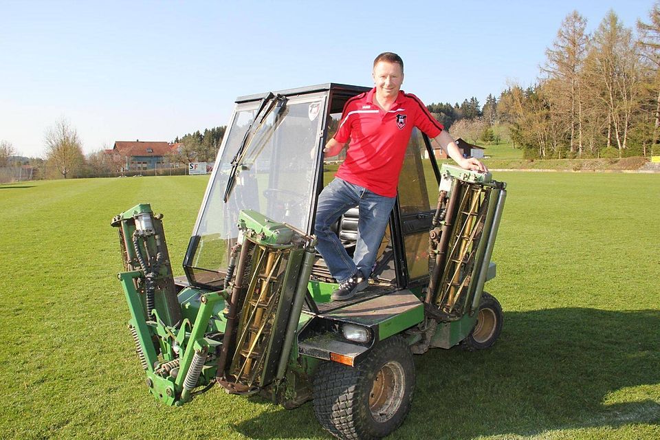 Stefan Ott, Platzwart aus Passion beim SV Großschönach, auf seinem wichtigsten Arbeitsgerät, dem Rasenmäher.
