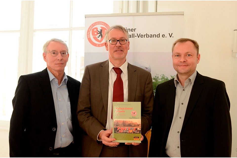 Daniel Küchenmeister,Verleger Christian Becker und Dr. Thomas Schneider präsentieren die Festschrift. Foto: BFV Sandra Ritschel
