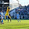 Patzer gegen die alten Kollegen: 1860-Keeper Rene Vollath rutscht der Ball vor dem 0:1 durch die Hände.