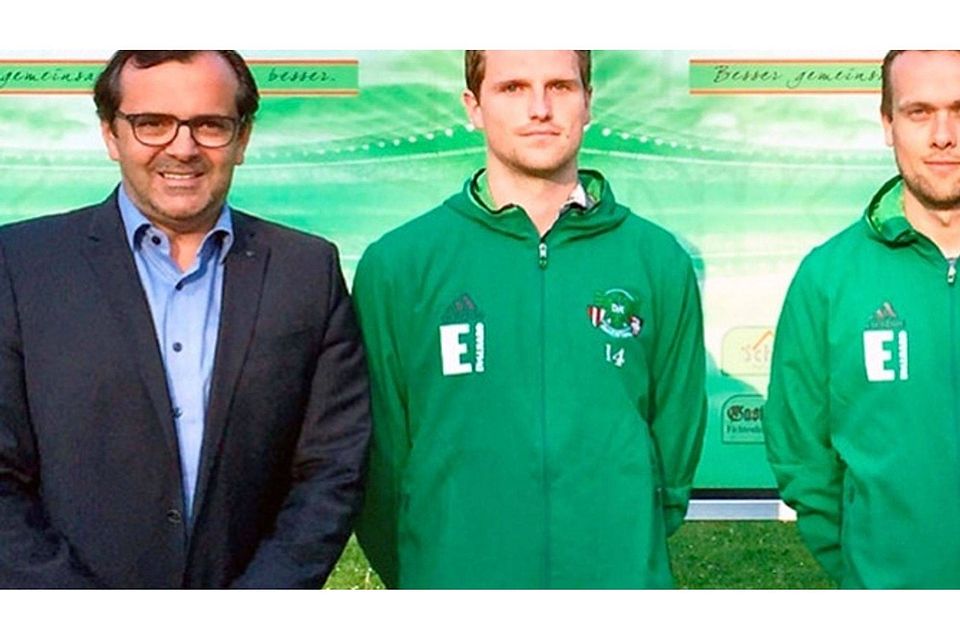 Sportvorstand Stefan Badura (links) und Sportdirektor Tobias Rösl (rechts) stellten mit Andreas Wendl (2. von links) und Thomas Schneider die letzten beiden Neuzugänge vor.