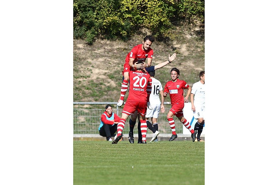 Früh getroffen: Alper Akcam (oben) bejubelt seinen Treffer zum 1-0 mit Ricky Pinheiro (Wormatia Worms). 	Foto: Eibner