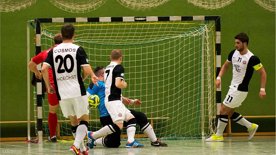 Nach einer fulminanten zweiten Halbzeit und einem 0:4-Rückstand kann Cosmos Höchst gegen Nürnberg wichtige Punkt im Abstiegskampf verbuchen. F: Schächtele