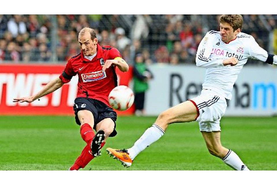Früher  als Profi  im Trikot des  SC Freiburg  gegen den FC Bayern München und   Thomas Müller (rechts) aktiv: Oliver Barth dpa