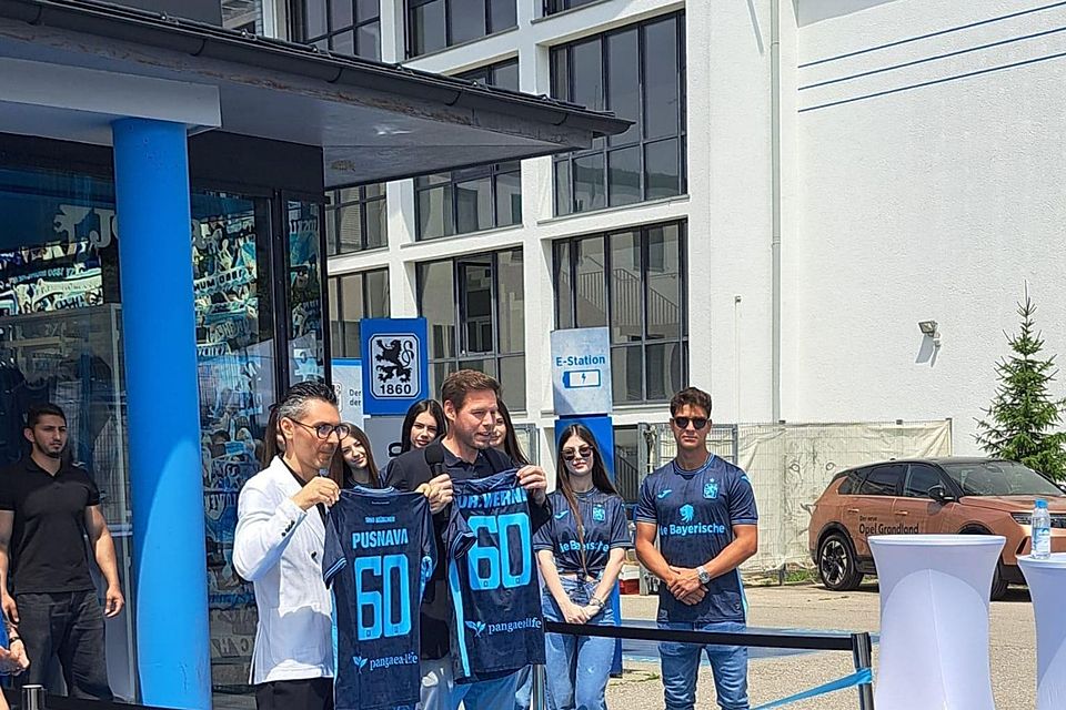 Während zahlreiche 1860-Fans am Marienplatz sind, eröffnet auch an der Grünwalder Straße 114 der Fanshop wieder. Während zahlreiche 1860-Fans am Marienplatz sind, eröffnet auch an der Grünwalder Straße 114 der Fanshop wieder.