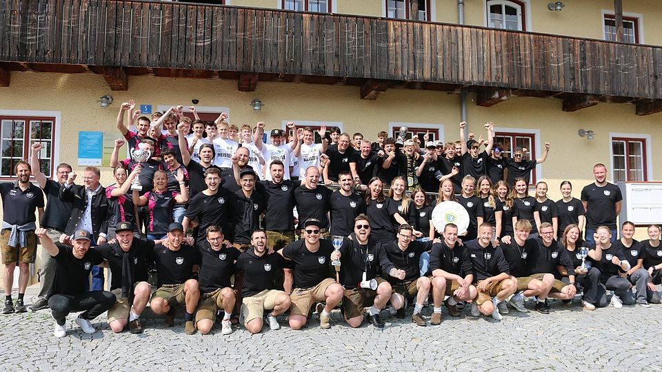 Völlig losgelöst präsentierten sich die Attenkirchener Meistermannschaften bei der kollektiven Jubelfeier auf dem Rathausplatz.