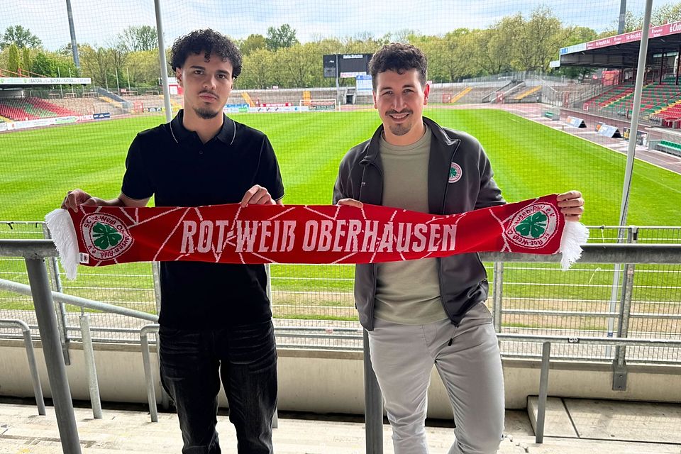 Sportchef Dennis Lichtenwimmer-Conversano (re.) stellt Cankoray Mutlu vor. 