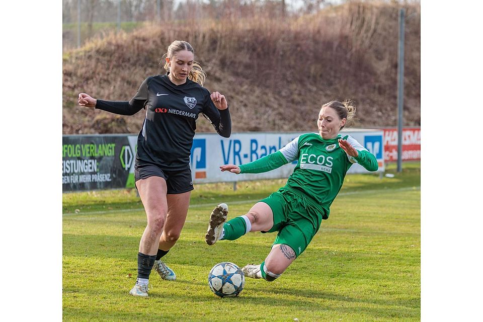 Beherzte Grätsche: Forsterns Yvonne Dengscherz (r.) geht gegen die Regensburgerin Lara Bräutigam rustikal zur Sache.