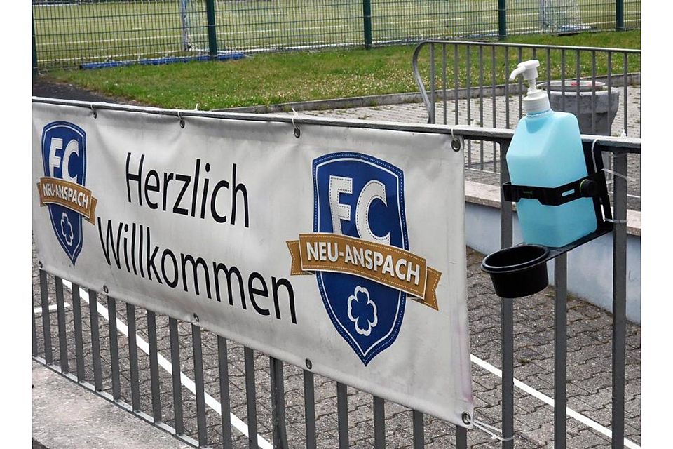 Desinfektion ist angesagt am Sportplatz-Eingang des FC Neu-Anspach.	Foto: jf