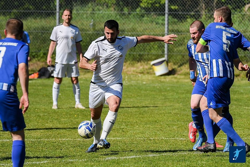 SG Soonwalds Ilhan Furkovic (weißes Trikot) nimmt Maß, vier Ebernburger Gegenspieler können ihn nicht am Abschluss hindern. 