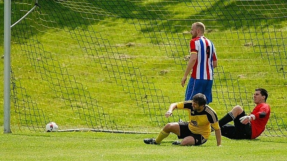 Da ist der Ball im Tor: Spabrückens Thorsten Effgen (gelbes Trikot) hat gerade das 3:0 gegen die SG Volxheim erzielt.