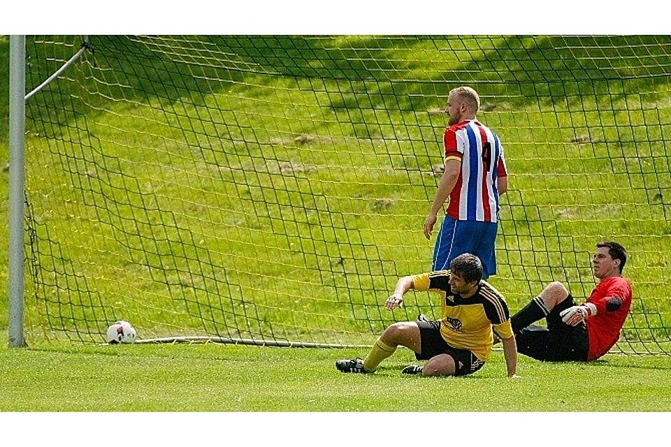 Da ist der Ball im Tor: Spabrückens Thorsten Effgen (gelbes Trikot) hat gerade das 3:0 gegen die SG Volxheim erzielt.