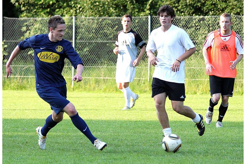 Benedikt Neumeier (links) und Neuzugang Simon Keyßner (rechts, weißes Trikot) beim Trainingsauftakt    Foto: -no-