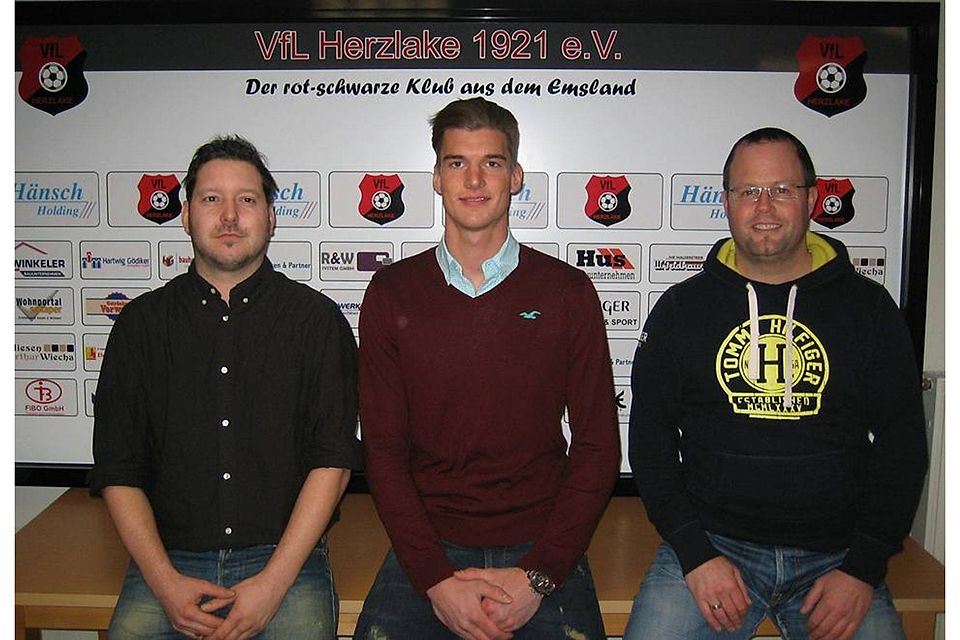Bernd Moormann (Obmann 1. Herren), Lukas Forsting, Dennis Strauch (Obmann 1. Herren). - Foto: VfL Herzlake.