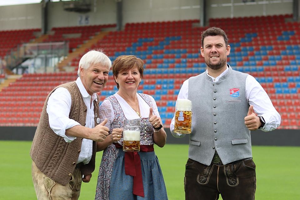 Neuer Trachtensponsor „Da Tracht ‚n Bäda“ bei der SpVgg Unterhaching. Von links nach rechts: Peter Seeböck und Andrea Seeböck Eigentümer des Da Tracht‘n Bäda, Marc Unterberger (Cheftrainer SpVgg)