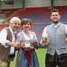 Neuer Trachtensponsor „Da Tracht ‚n Bäda“ bei der SpVgg Unterhaching. Von links nach rechts: Peter Seeböck und Andrea Seeböck Eigentümer des Da Tracht‘n Bäda, Marc Unterberger (Cheftrainer SpVgg)