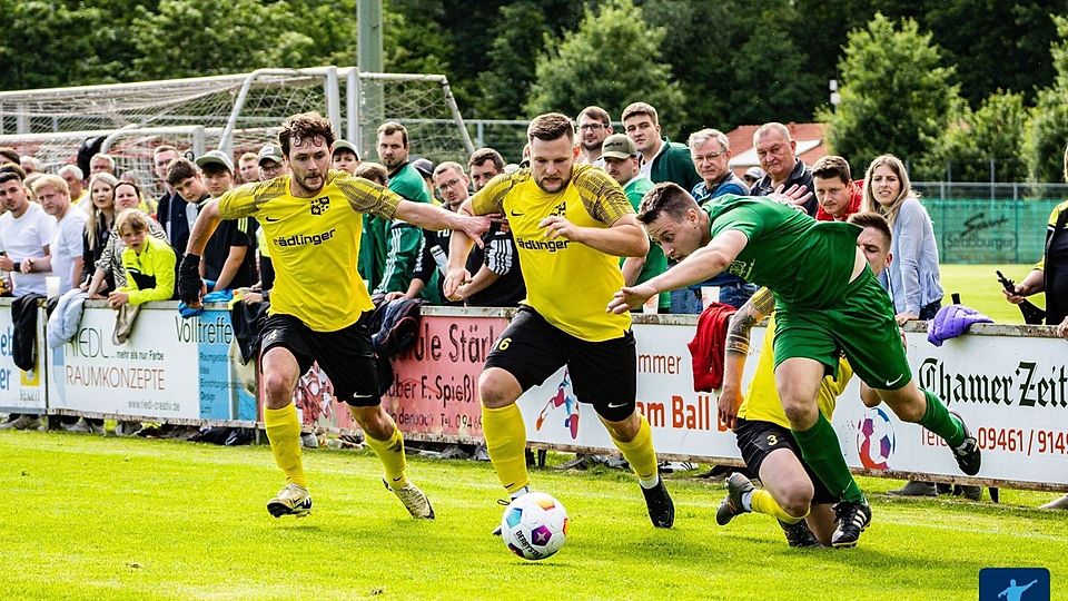 Der FC Ränkam (gelbes Trikot) hat eine schwere Heimaufgabe vor der Brust.