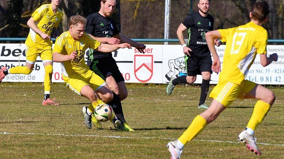 Der TSV Geiselbullach (in Gelb) im Spiel gegen den TSV Altenstadt (schwarze Trikots).