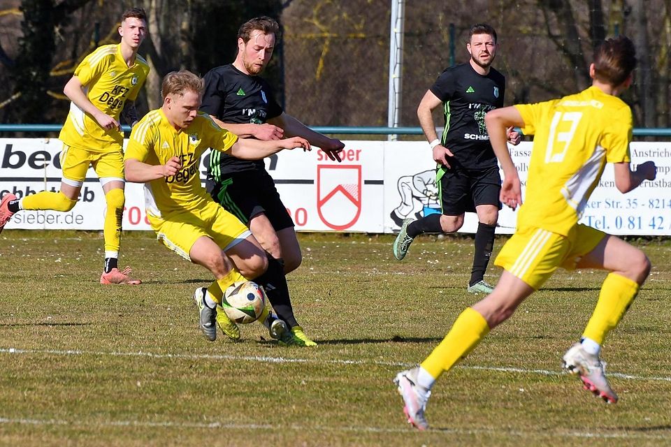 Der TSV Geiselbullach (in Gelb) im Spiel gegen den TSV Altenstadt (schwarze Trikots).