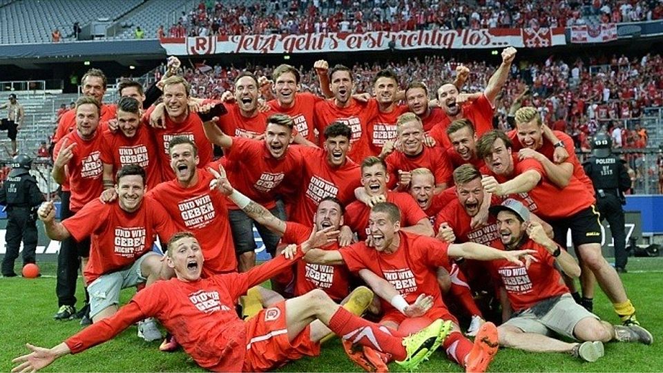 Die Mannschaft des SSV Jahn feiert den Durchmarsch von der Regionalliga in die 2. Bundesliga. F: Leifer