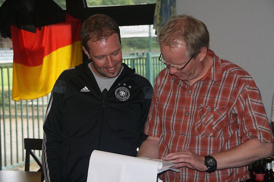 Zurück in der Kreisliga: Carsten Brinkmann (links) und der SV Lengerich-Handrup. - Foto: Lukas Hemelt.