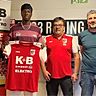 Rodings Sportliche Leiter Rolf Hermes (Mitte) und Christian Fleischmann (rechts) präsentieren Neuzugang David Moliaf.