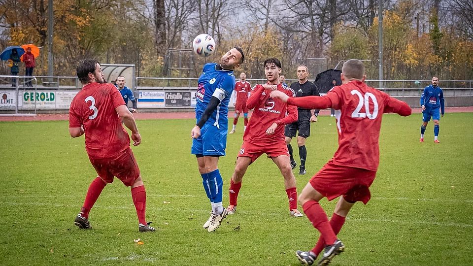 Englische Woche für die SG Hausham (rot): Nach dem Nachholspiel fährt sie am Samstag nach Otterfing.