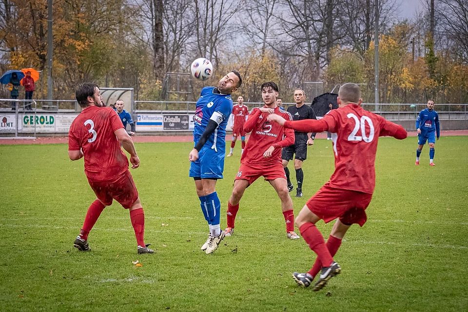 Englische Woche für die SG Hausham (rot): Nach dem Nachholspiel fährt sie am Samstag nach Otterfing.