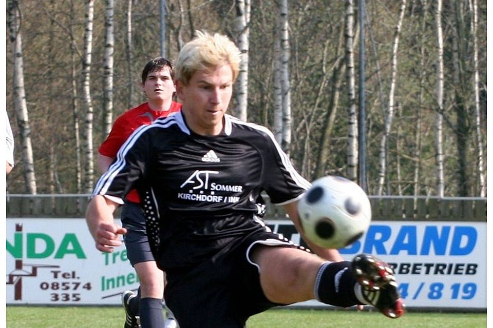 Das Match dieses Spieltages schlechthin zwischen dem TSV Kößlarn und SV Reut. Reuts Leistungsträger Dominik Aigner hier bei der Ballannahme. Foto: Grashuber