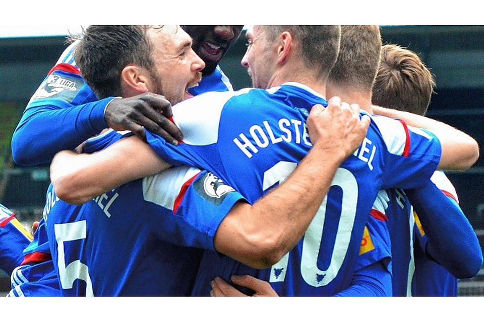 Kein Torschütze, dennoch großer Jubel: Die Holstein-Spieler freuen sich über das Eigentor zur Kieler Führung in Mainz. Foto: Hermann