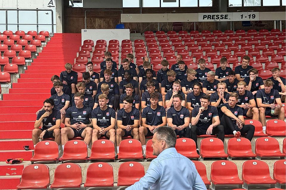 Die SpVgg Unterhaching sieht einer spannenden Saison entgegen. Vereinsboss Manfred Schwabl (vorne) hat der Mannschaft einer
strikten Verjüngungskur unterzogen. Haching wird den jüngsten Kader der 3. Liga haben.