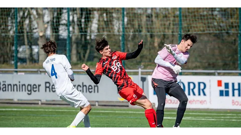 Bennet Tillack (M.) präsentiert sich beim 6:4 in Königstein besonders torhungrig und trifft gleich viermal für die A-Junioren des SC Waldgirmes. Bennet Tillack (M.) präsentiert sich beim 6:4 in Königstein besonders torhungrig und trifft gleich viermal für die A-Junioren des SC Waldgirmes. © Jenniver Röczey
