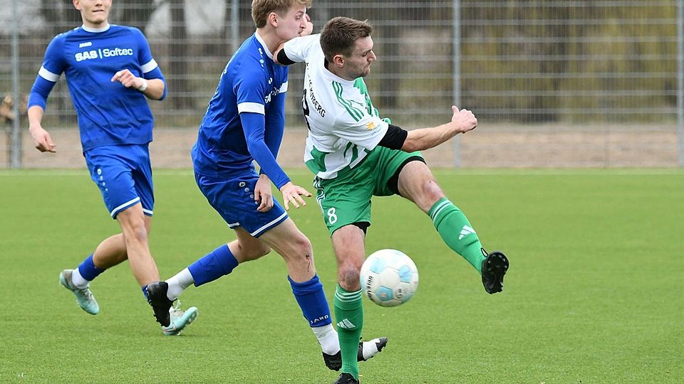 Der FC Wernberg (in Weiß, hier gegen Weiden II) kam im Derby gegen Pfreimd bärenstark zurück.