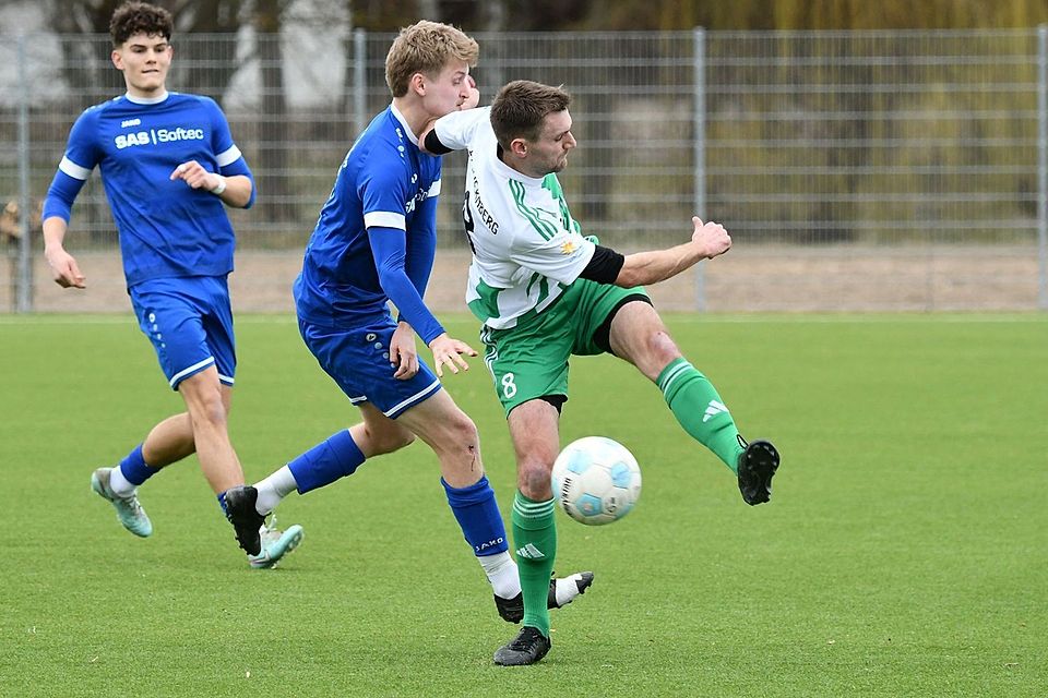 Der FC Wernberg (in Weiß, hier gegen Weiden II) kam im Derby gegen Pfreimd bärenstark zurück.