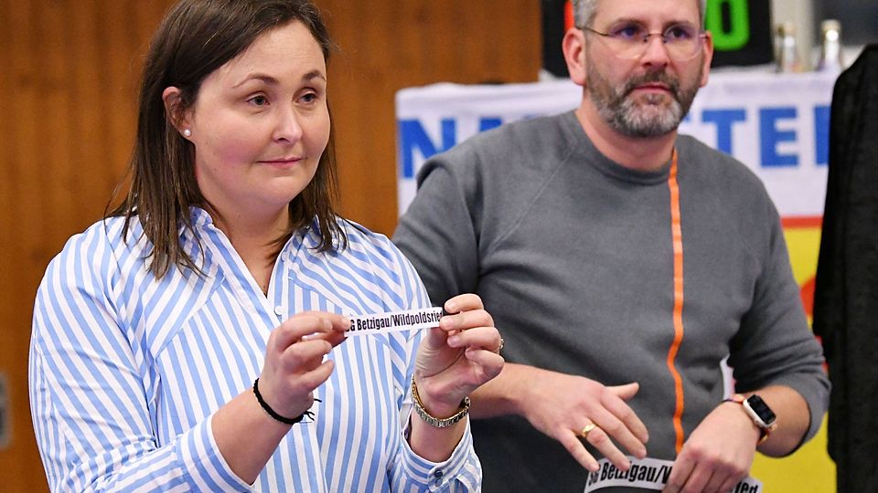 Schwabens Bezirksvorsitzende Sabrina Hüttmann (links) und Bezirksspielleiter Matthias Lingg führten die Gruppenauslosung der schwäbischen Futsalmeisterschaft durch, die am Samstag in Günzburg ausgespielt wird.