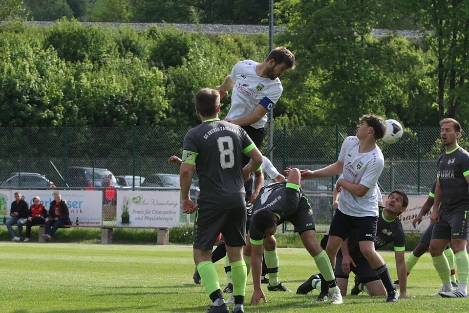 Bringen den Meister ins Straucheln: Maxi Meditz (M.) und die Bad Kohlgruber bringen die SG um den Sieg.