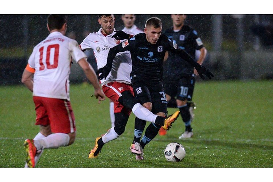 Heimstettens Clemens Kubina (mi.) und Dominik Schmitt (Nr.10) wehrten sich energisch gegen den TSV 1860 um Levent Aycicek. F: Leifer