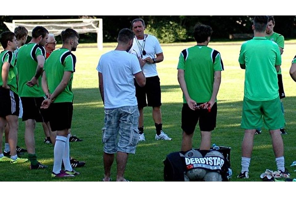 Trainer Günter Baerhausen (Mitte) begrüßte sein Landesliga-Team zur Saisonvorbereitung. Foto: Horst Deneke
