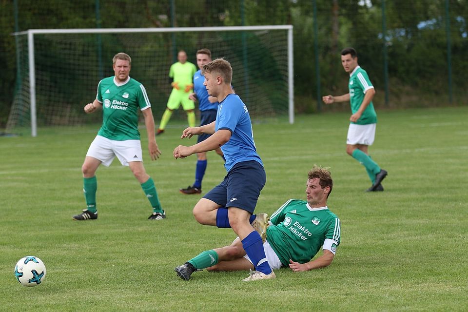 Kapitän Jannik Müller (am Boden grätschend) ist einer der wenigen Verbliebenen im Hesselbacher Kader.