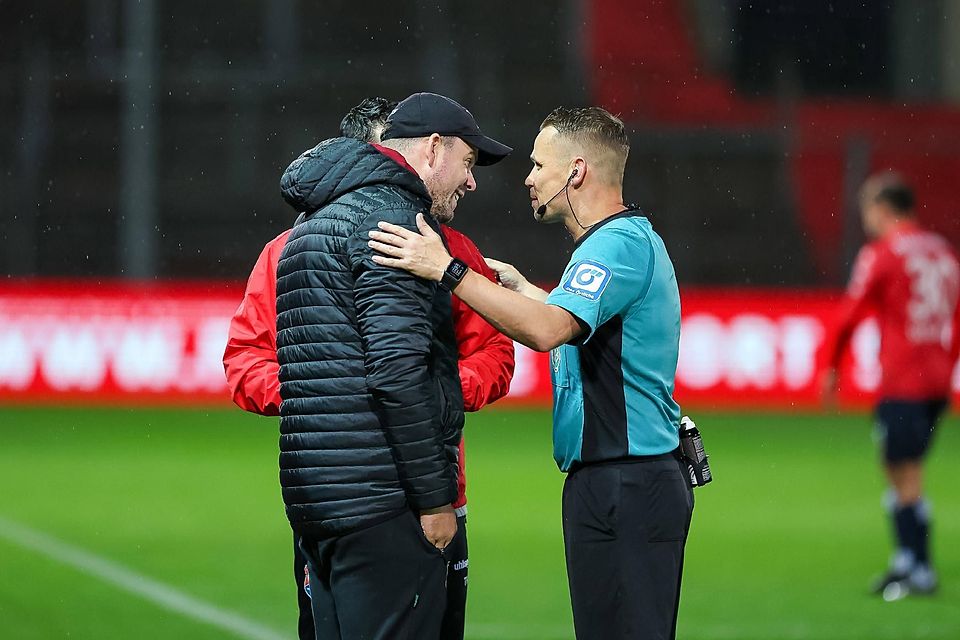 Haching-Trainer Marc Unterberger sah noch nach Spielende die rote Karte.