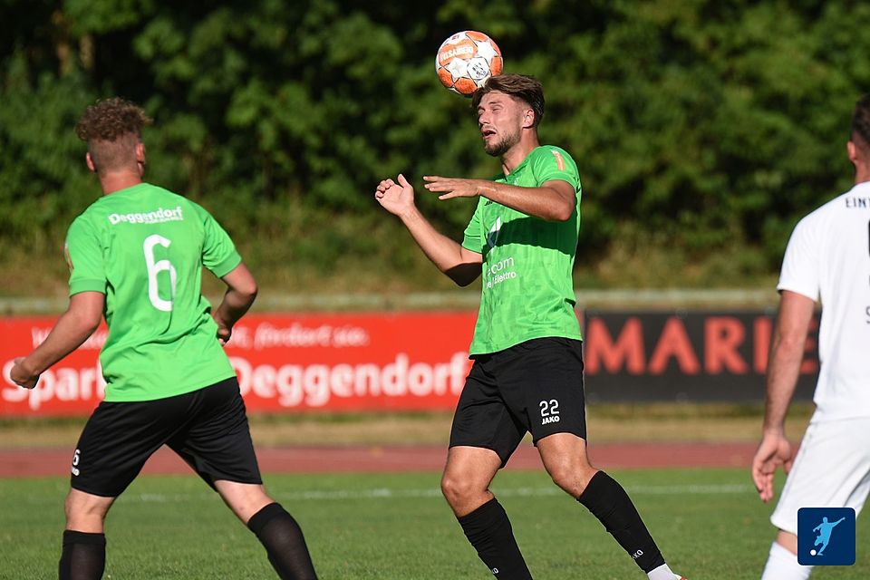 Alexander Sperl (Bildmitte) feierte seinen Einstand im Deggendorfer Trikot bereits im abschließenden Test gegen Eintracht Landshut 