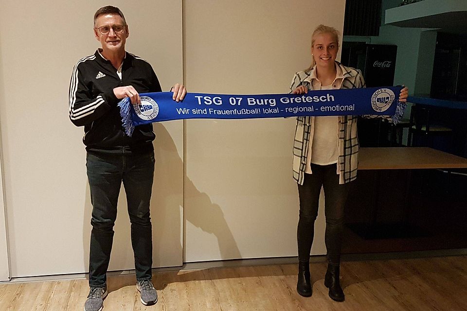 : Mannschaftskapitänin Marie Gosewinkel begrüßt Trainer Borgelt bei der TSG