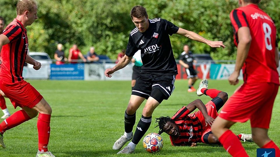 Spielertrainer Christian Kufner (am Ball) und die SpVgg Mitterdorf haben nun die alleinige Tabellenführung inne.