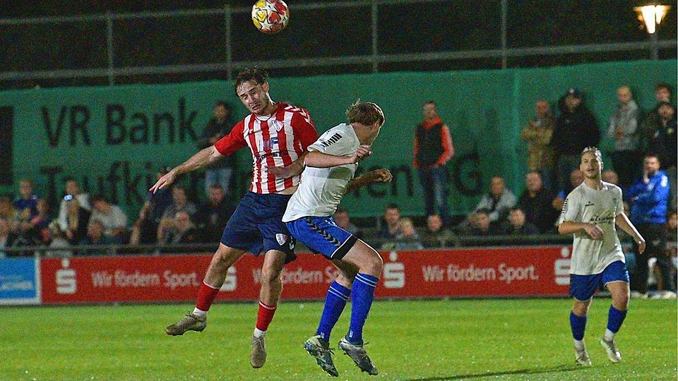 Die Lufthoheit hatte die BSG auch hier durch Maximilian Gebhard (l.) gegen Daniel Wiskitenski (M.) von Aspis. Beobachtet wird die Szene von Till Zeiser (r.)