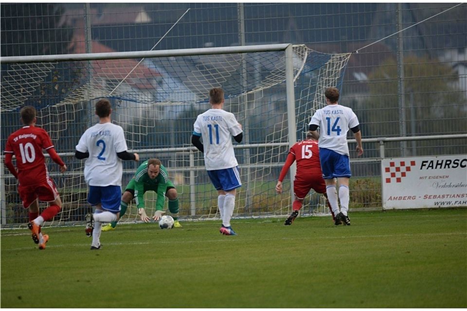 0:0 stand es am Ende im Bezirksligaderby zwischen dem SV Raigering (in Rot) und dem TuS Kastl. Foto: Andreas Brückmann