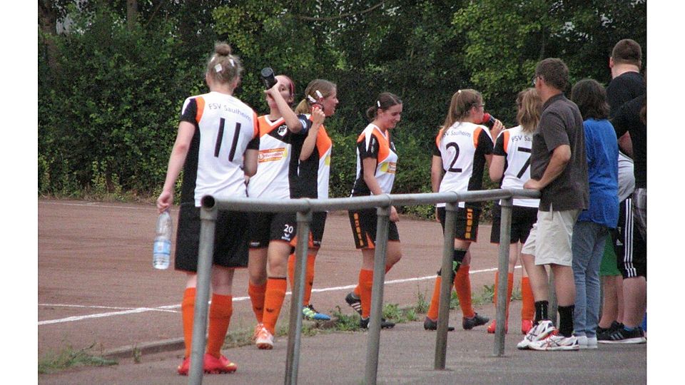 Die Saulheimerinnen in einer Halbzeitpause bei ihren Fans	Foto: FSV Saulheim